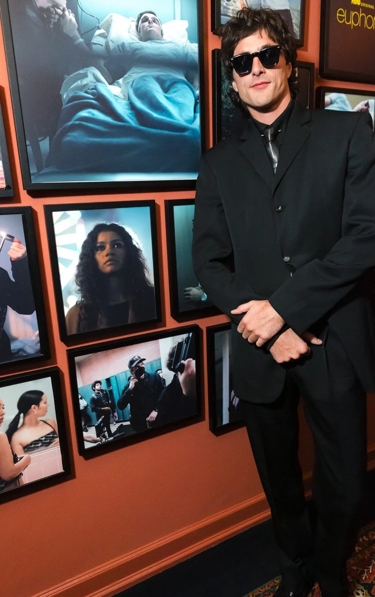 Джейкоб Елорді у костюмі попозував на прем'єрі Ейфорії