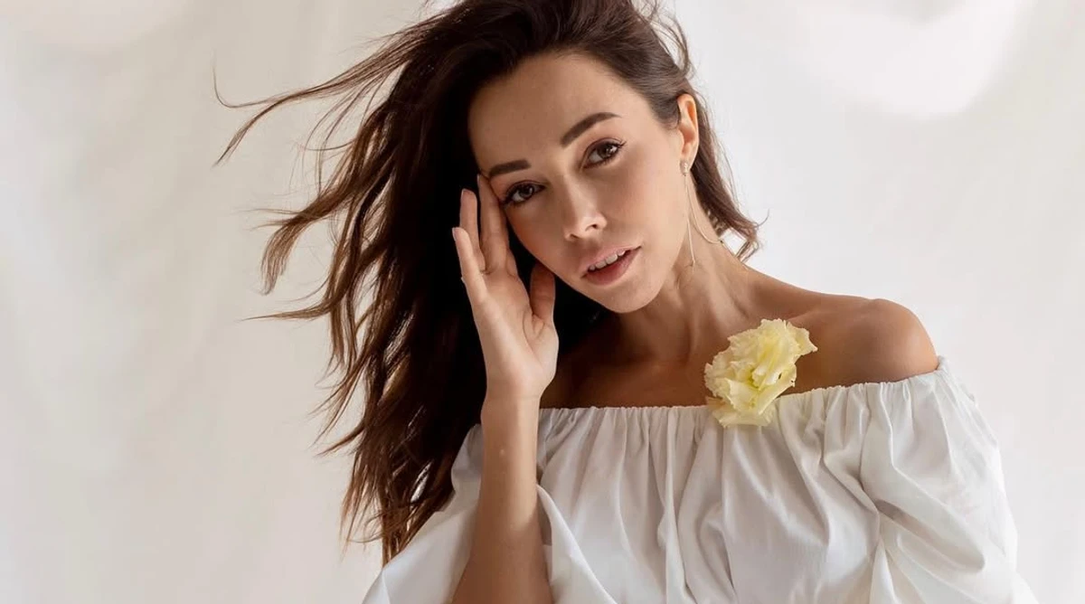 Катерина Кухар позує для фото