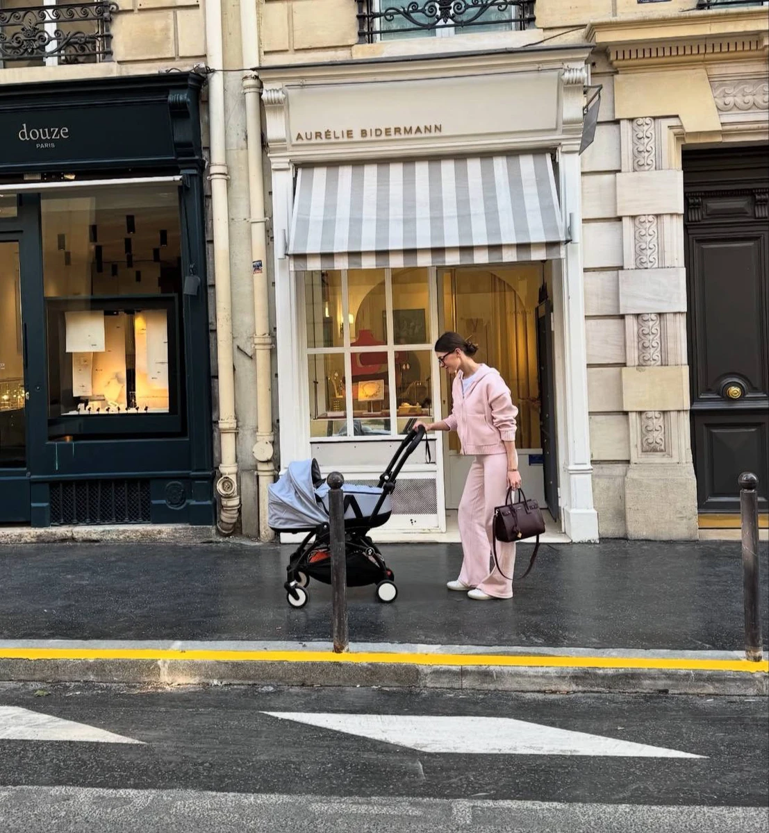 Остапчук з сином прогулялася вулицями Парижа