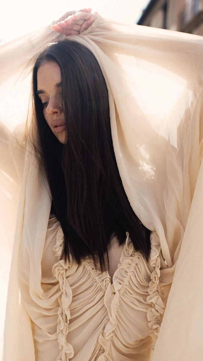 Дружина Усика ефектно попозувала у летючій сукні