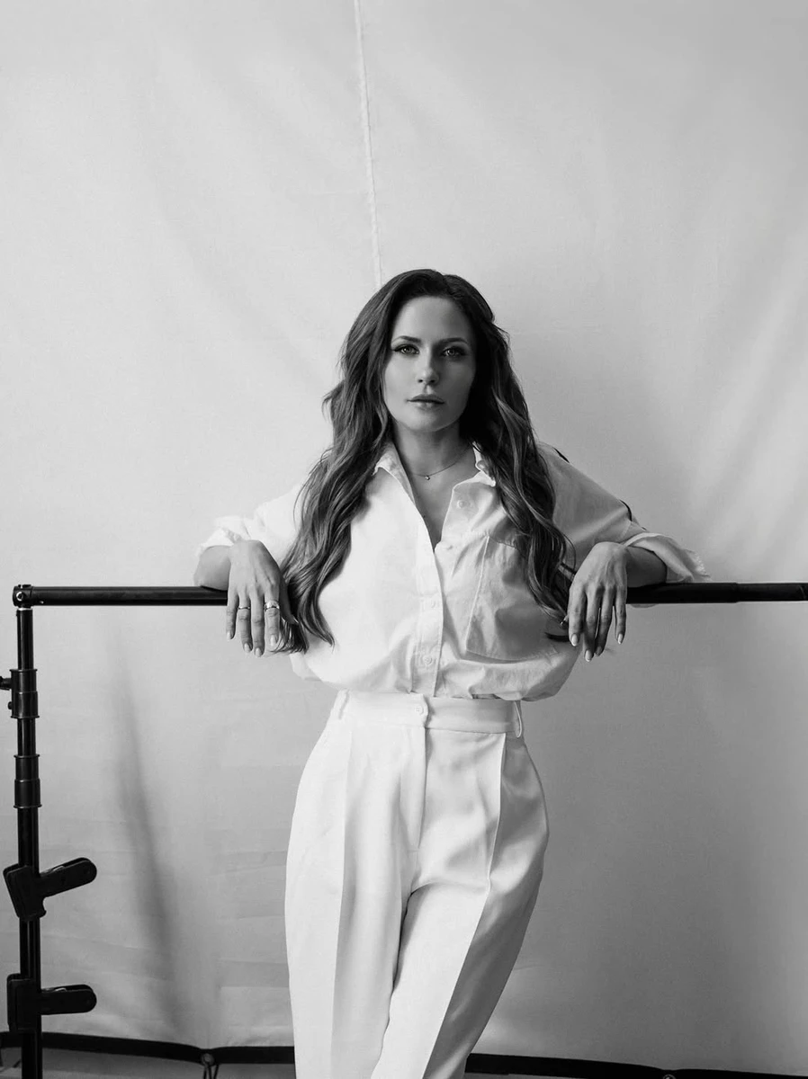 Наталка Денисенко наробила фото у білому