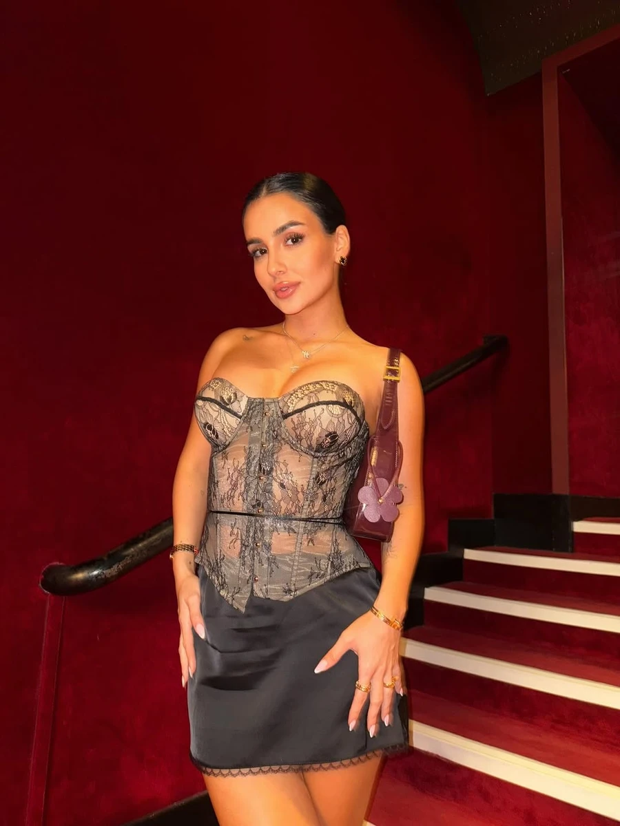 Анна Трінчер наробила фото у Парижі