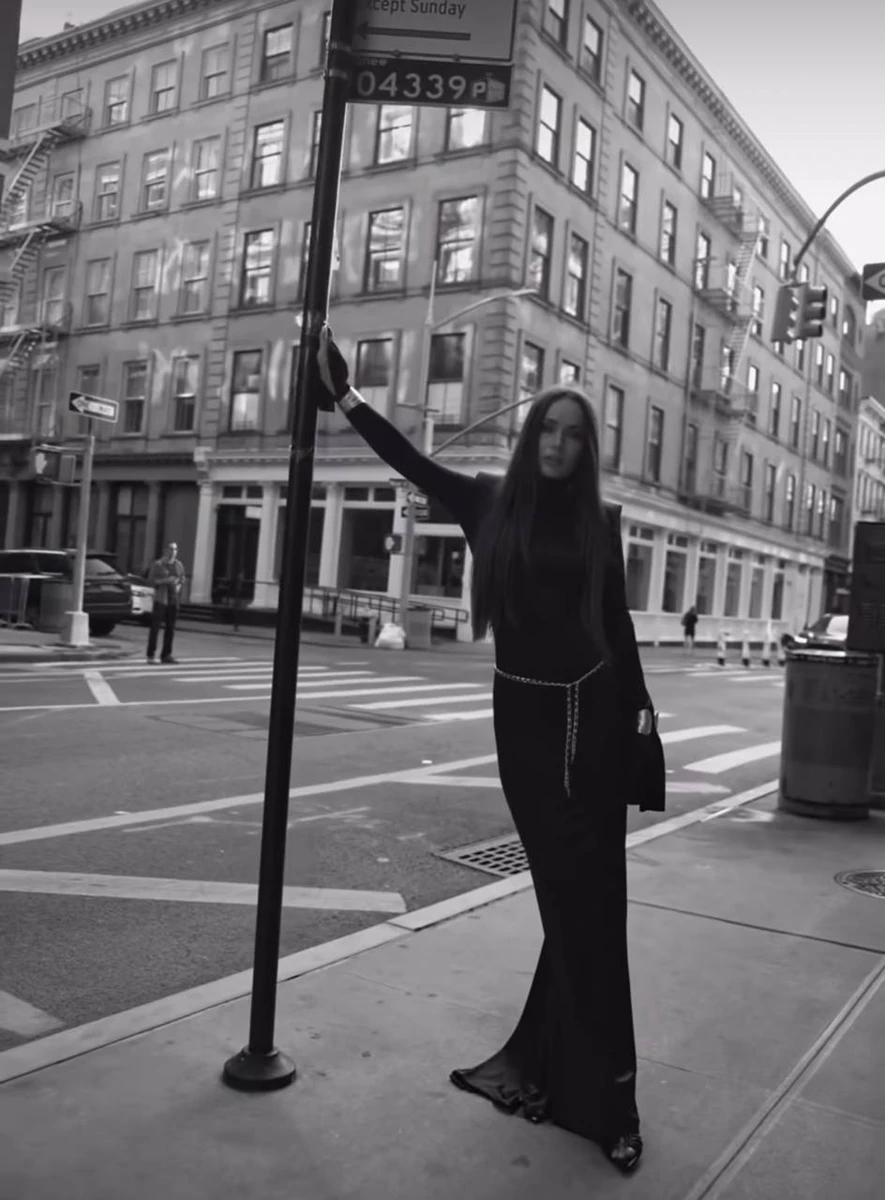 Мішина в обтислій сукні