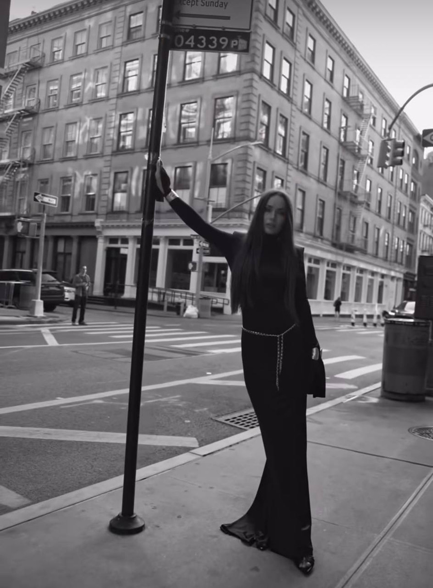 Мішина в обтислій сукні