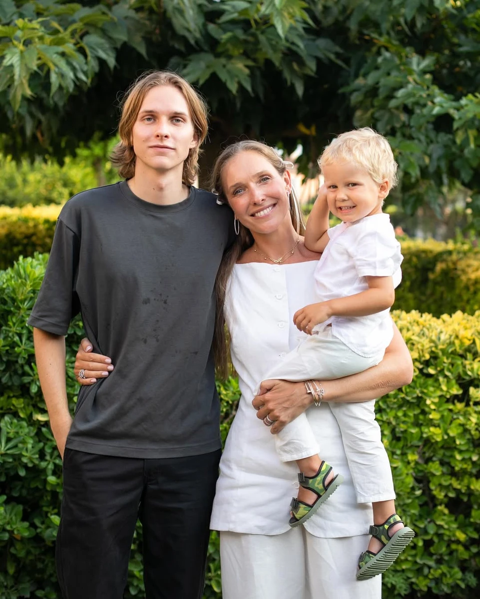 Осадча зі старшим та наймолодшим синами