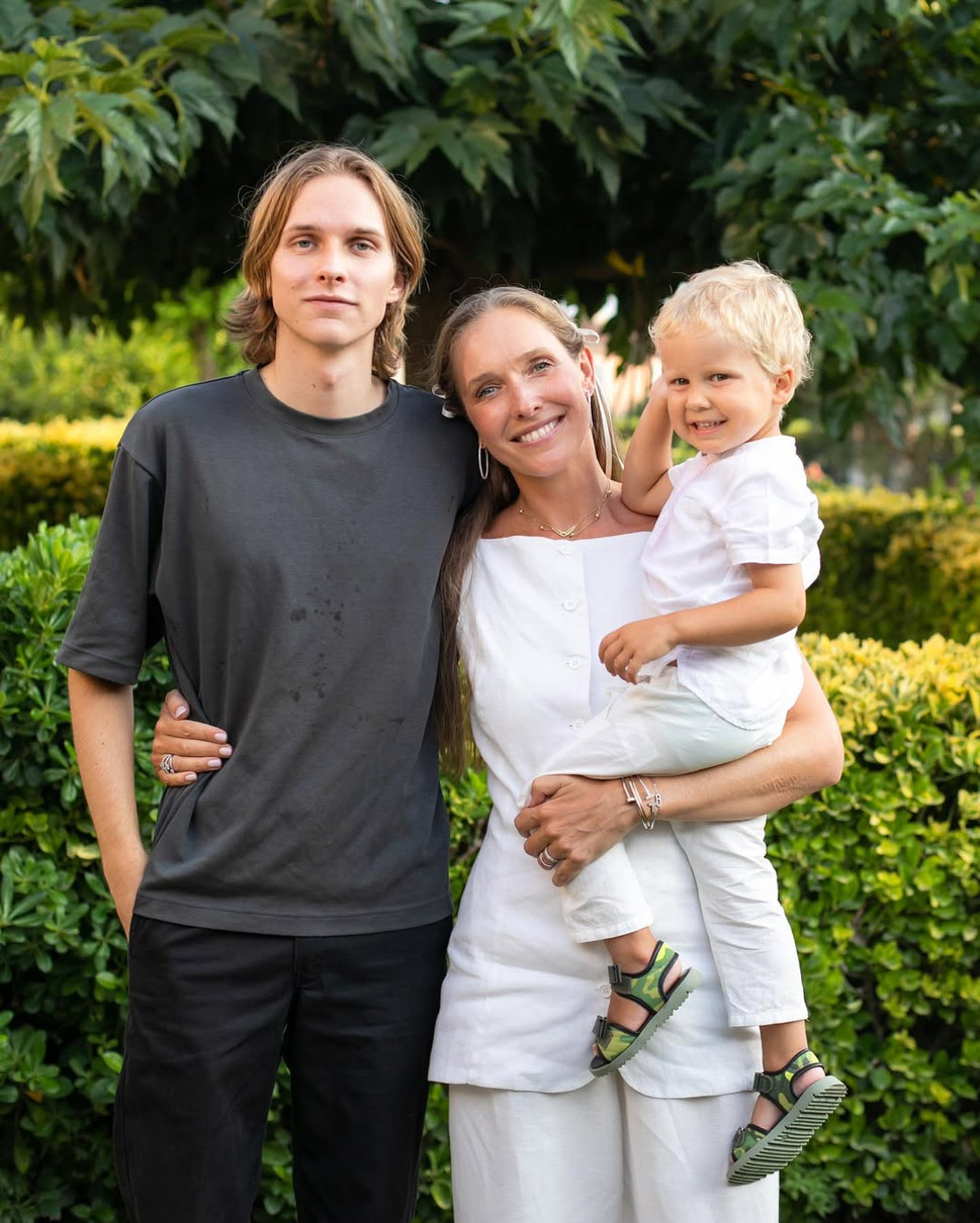 Осадча зі старшим та наймолодшим синами