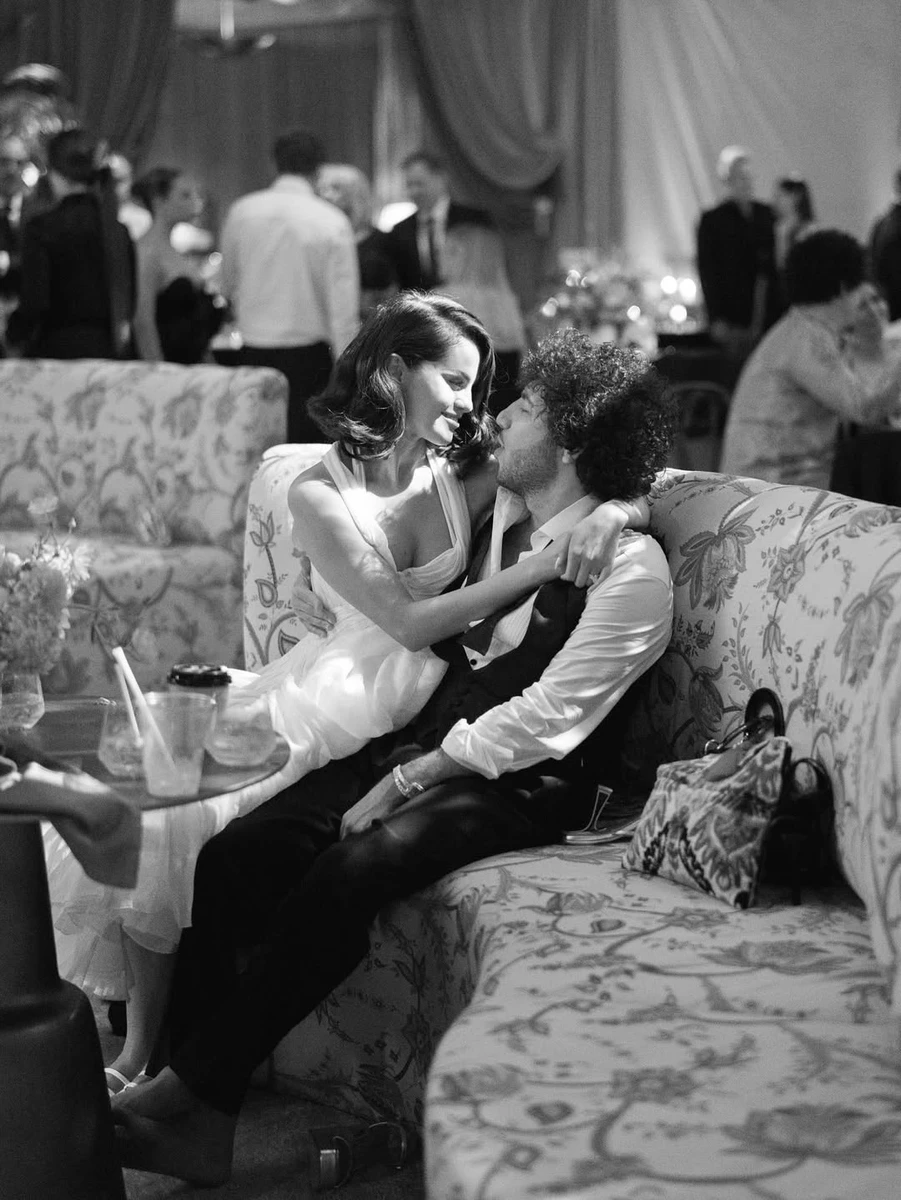 Селена Гомес у весільній сукні посиділа на колінах чоловіка