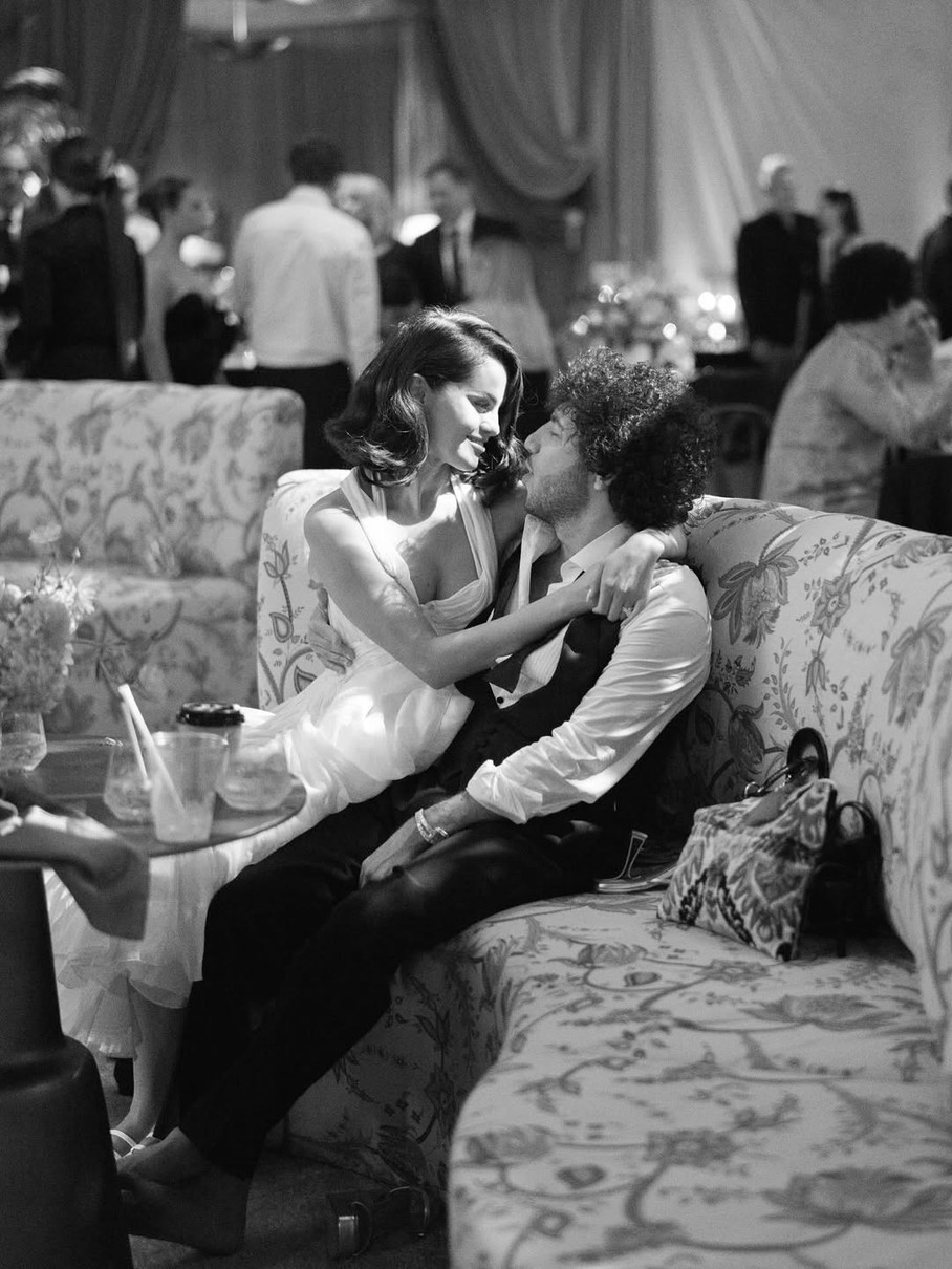 Селена Гомес у весільній сукні посиділа на колінах чоловіка