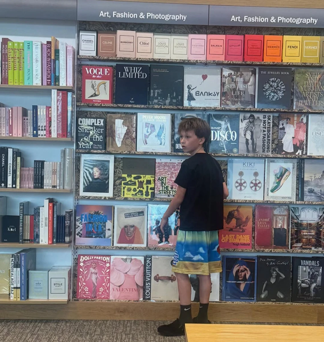 Хіларія Болдуїн позала свого сина у книгарні на сімейній прогулянці