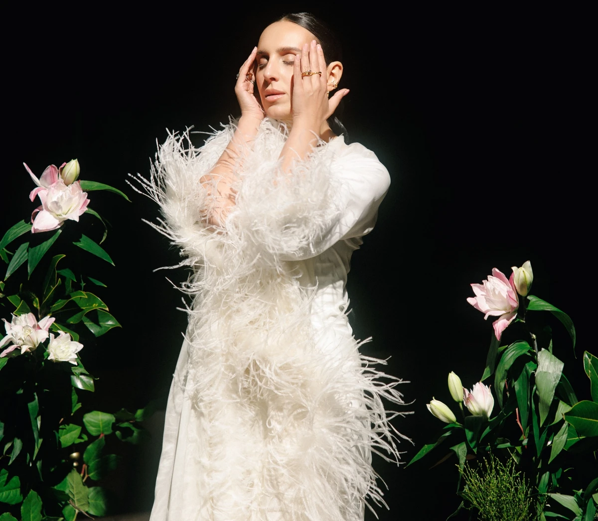 Джамала у пухнастій сукні млосно попозувала серед квітів у кліпі