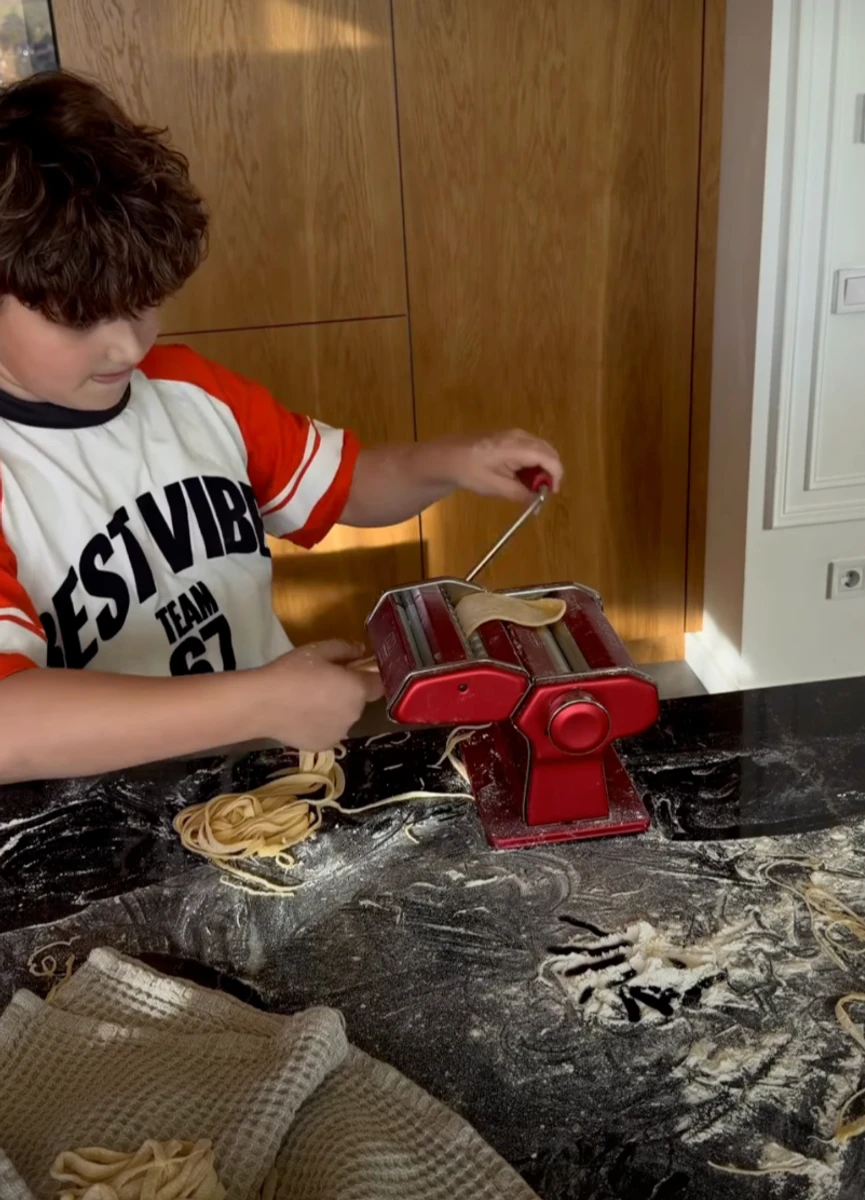 Як син Саші Бо сам пасту приготував