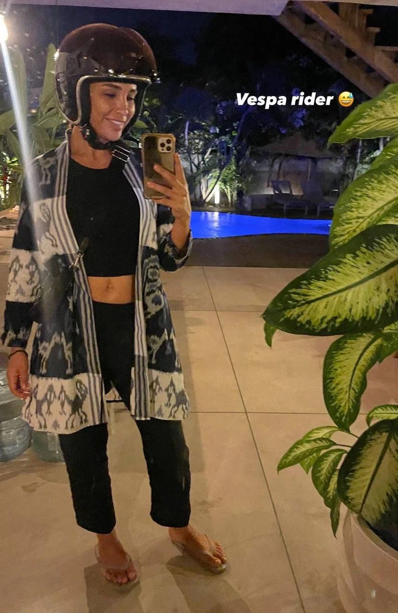 Санта у шоломі катається островоа на мопеді Vespa, який, до речі, є дуже популярним тамтешнім транспортом