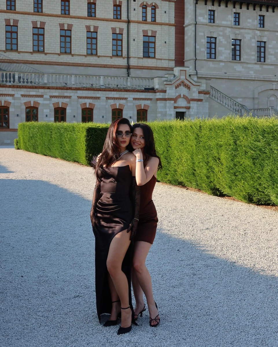 Співачка Трінчер на блогерському весіллі