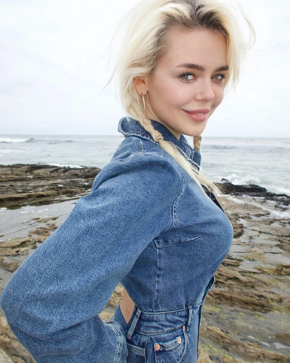 Аліна Гросу на тлі океану