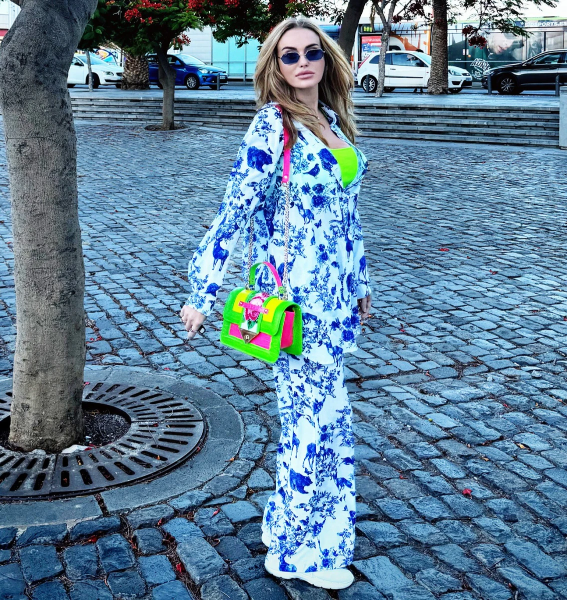 Співачка - яскрава особистість і обирає такі самі кольори у стилі