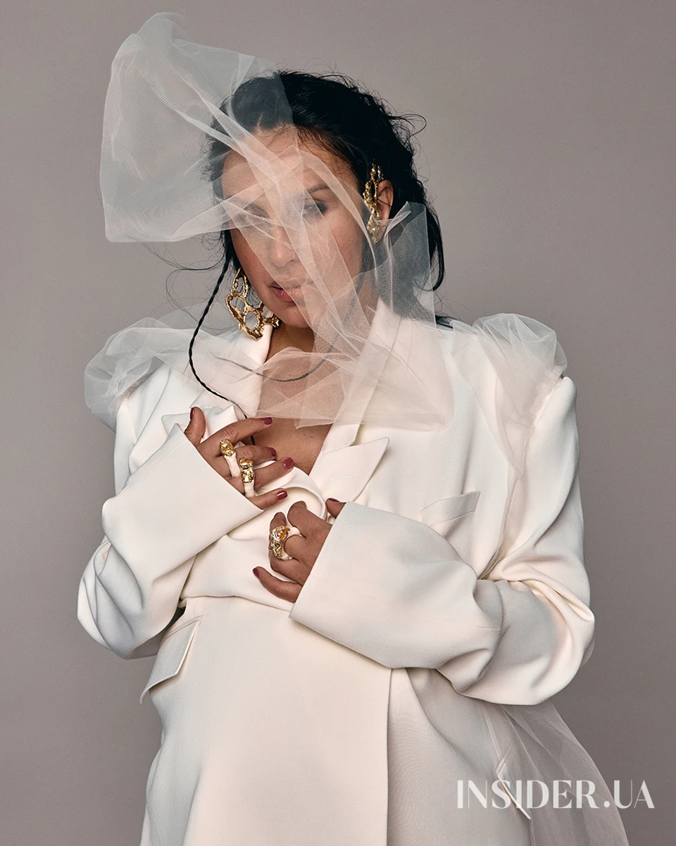 Співачка Джамала у білому луці