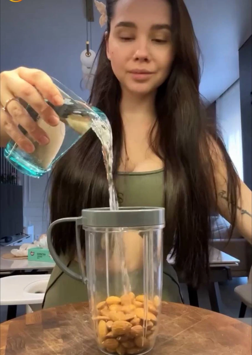 Заливаємо мигдаль водою