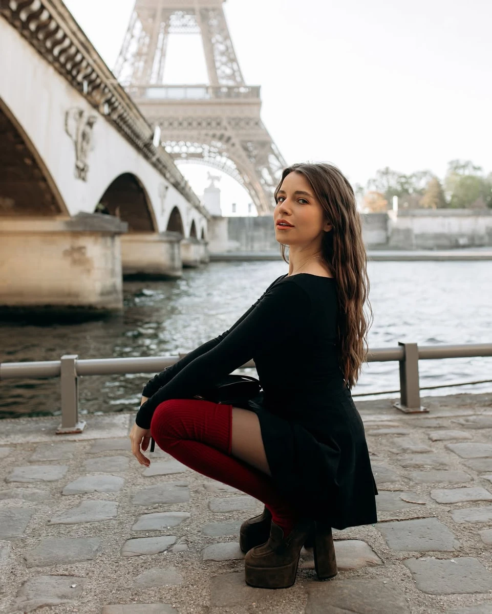 Христина Соловій у сукні присіла для фото в Парижі