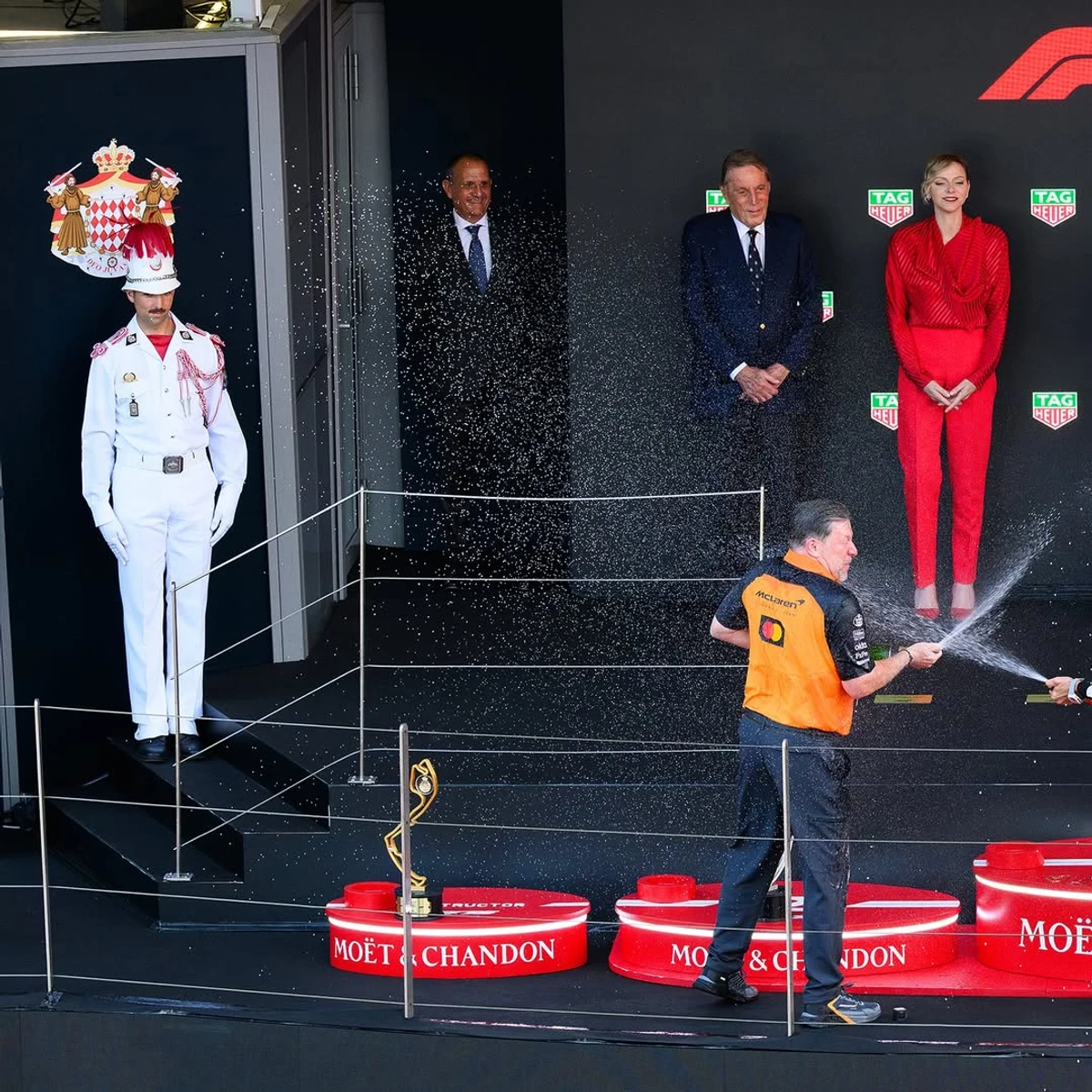 Княгиня Монако Шарлін у червоних штанах прибула на гонку Формули 1