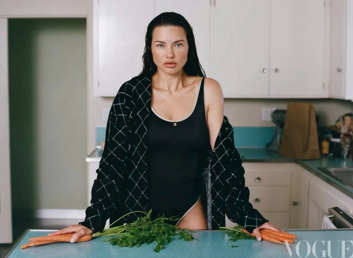 Адріана Ліма у купальнику показалася на кухні