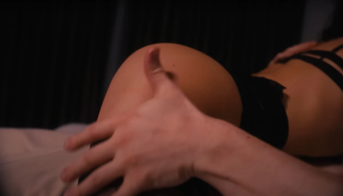 Злата Огнєвіч в трусиках похвалилася сідницями у кліпі