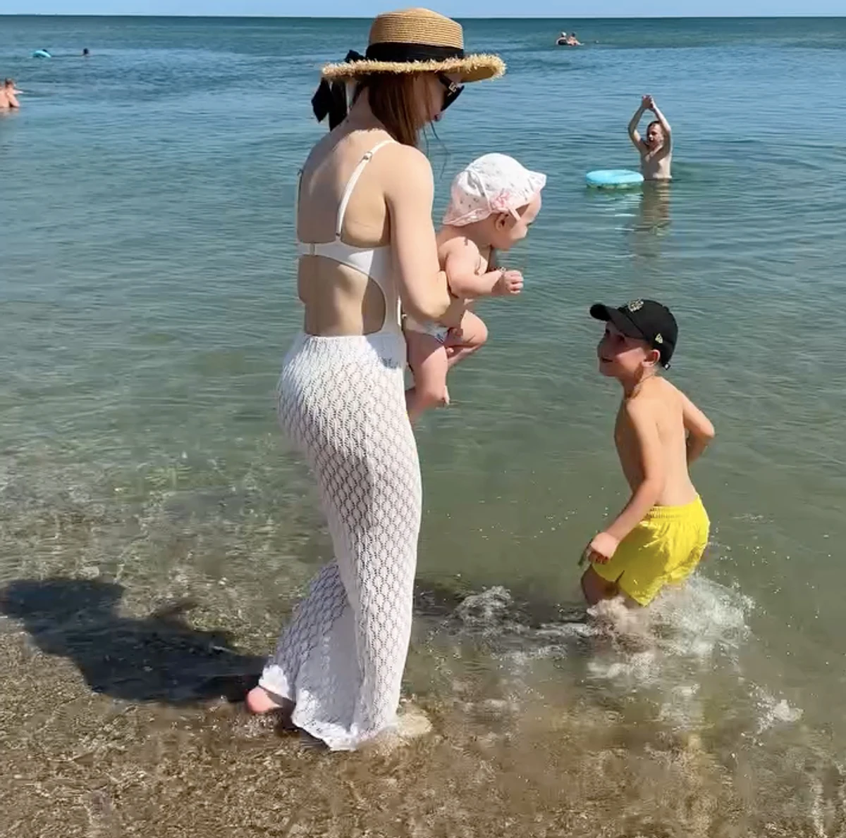 Анна Сагайдачна у прозорому луці побавилася з дітьми у морі