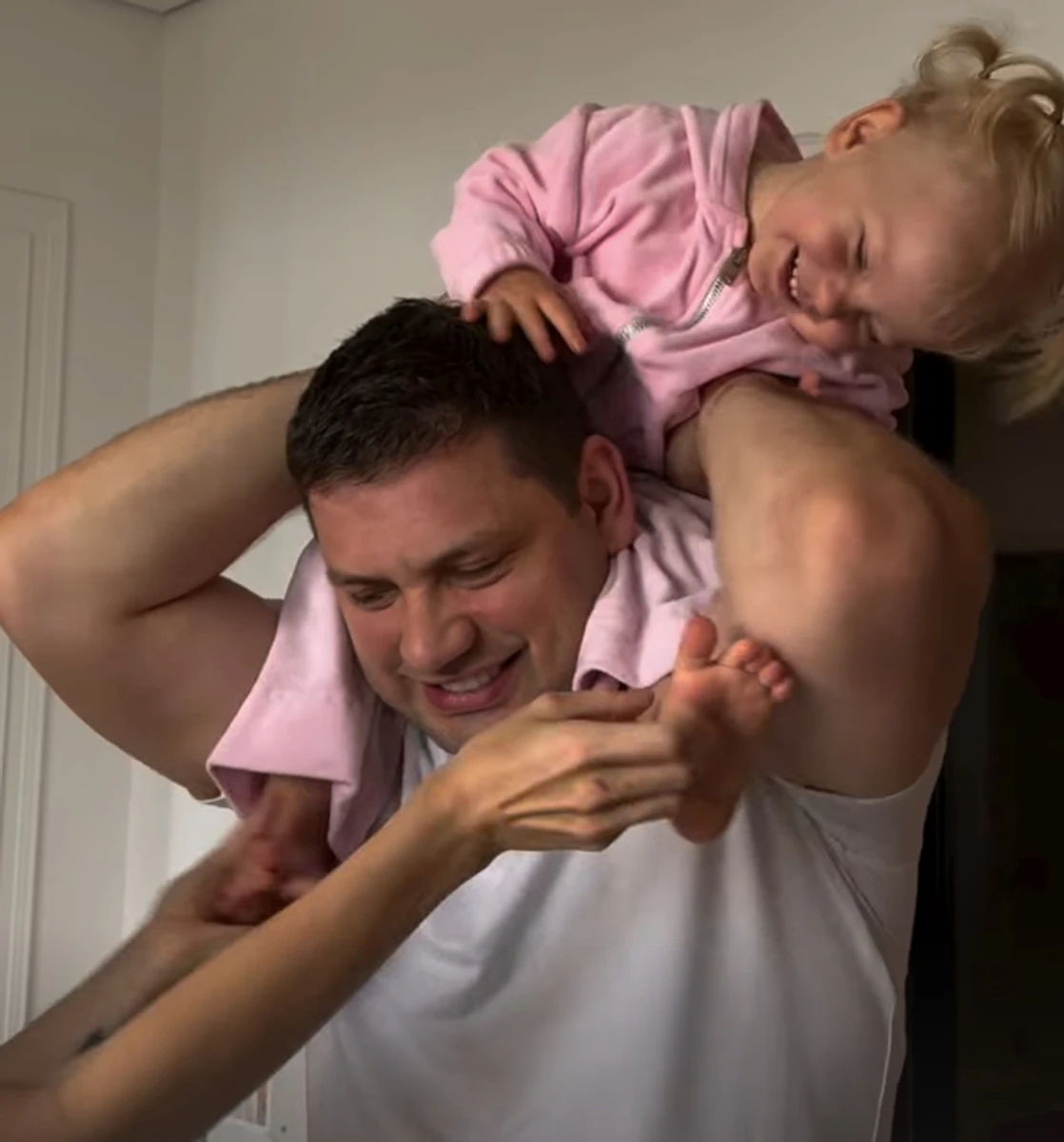 Саша Бо насмішила, як лоскотала дочку на плечах у тата