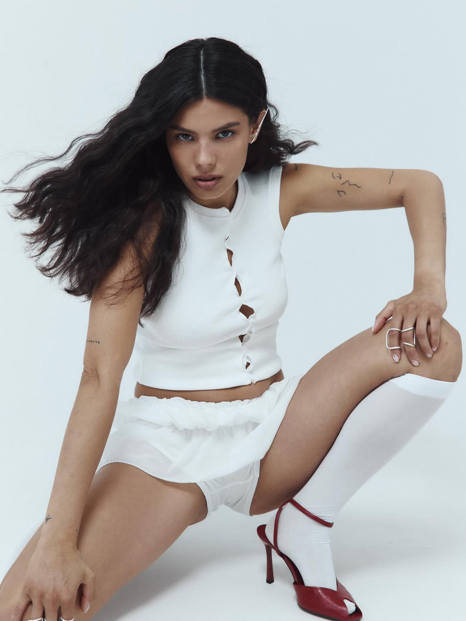 Мішель Андраде розставила ноги на фото