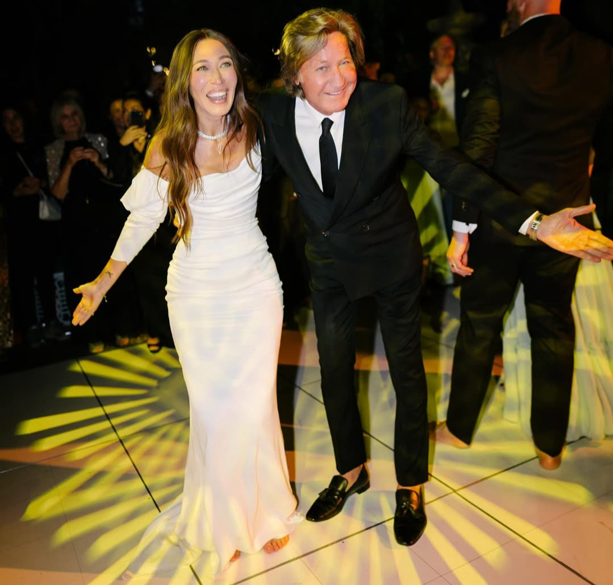 Зведена сестра Джіджі та Белли Хадід розважилася з їхнім татом на своєму весіллі