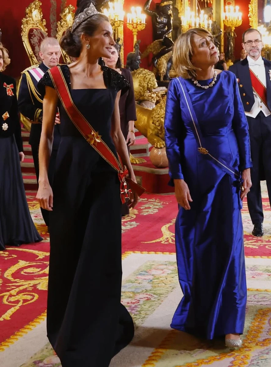 На урочистій події Летісія постала в чорній максісукні з блискітками на плечах від Carolina Herrera та у вишуканій тіарі Cartier