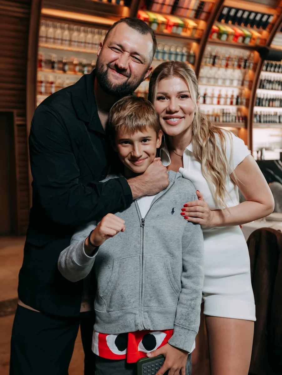 Альона Омаргалієва на фото з Тамерланом показала їхнього сина