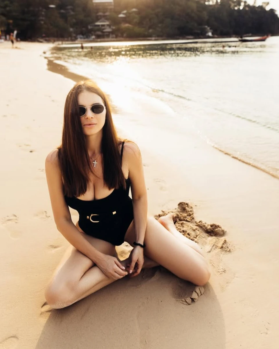 Дружина Усика у купальнику похвалилася фігурою на піску