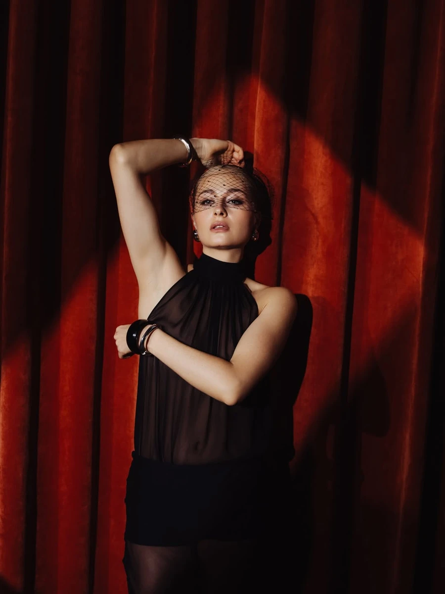 Анастасія Цимбалару у напівпрозорій сукні попозувала для фото