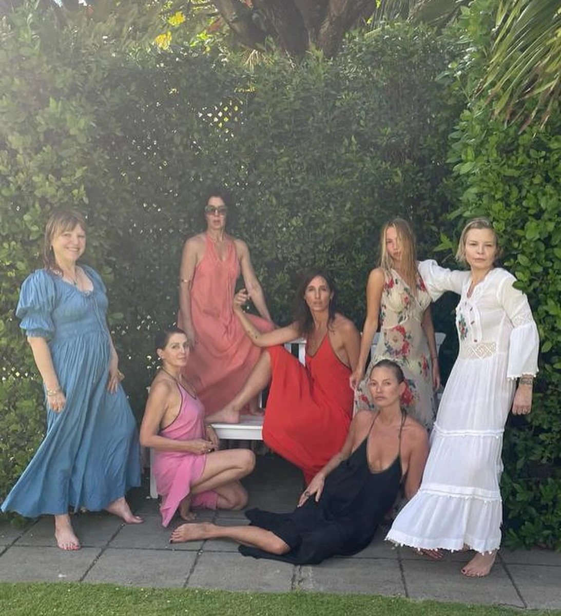 Донька Мосс (друга праворуч) у квітковій сукні теж була присутня на святі