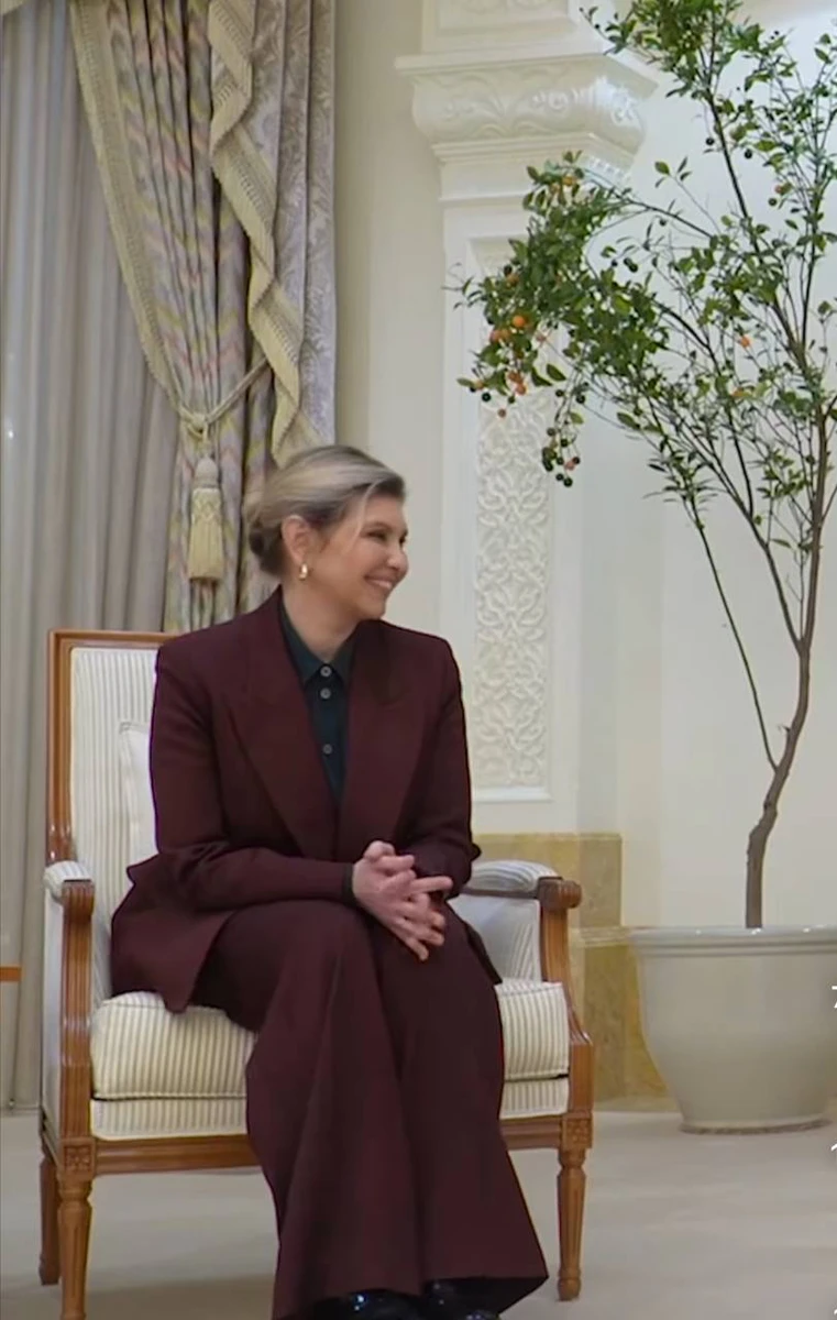 Чорна сорочка врівноважує темне взуття