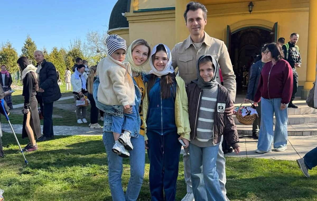 Єлизавета Юрушева з доньками і чоловіком коло церкви