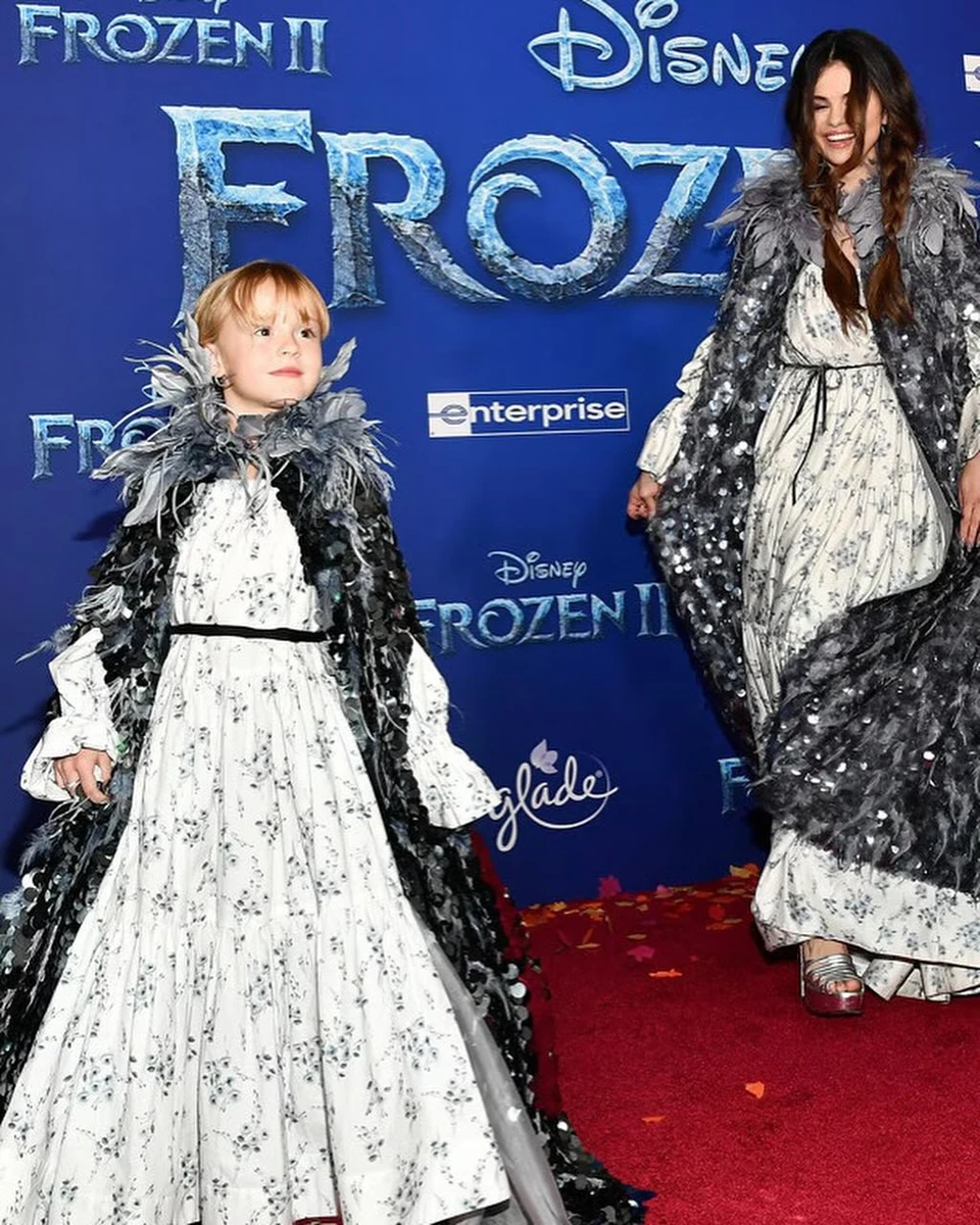 Селена Гомес з сестрою у веселих костюмах попозували на хіднику