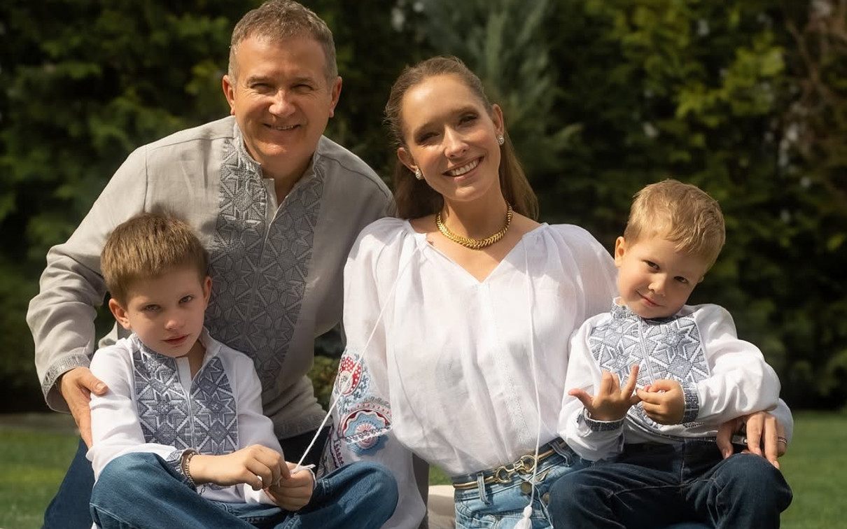 Катерина Осадча з чоловіком та дітьми у вишиванках