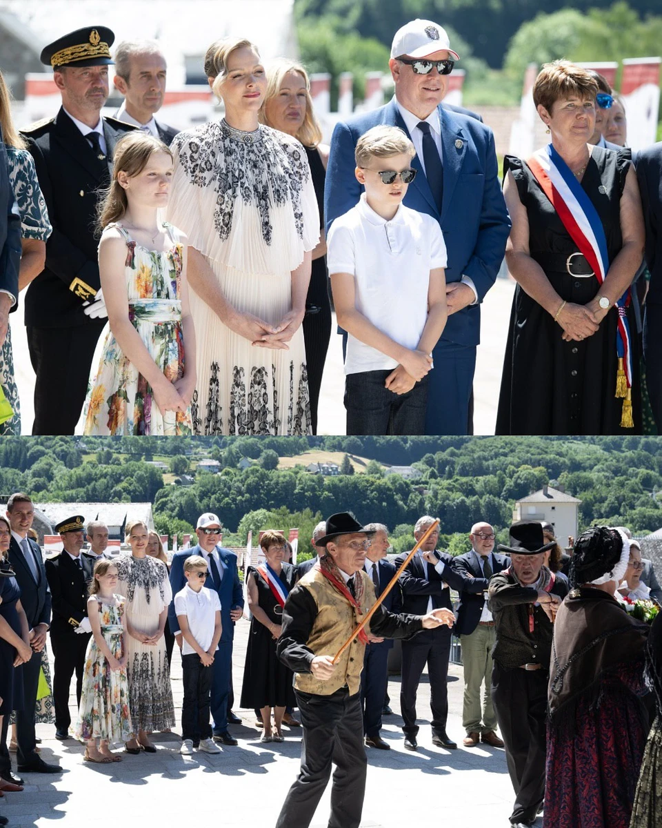 Княгиня Монако у літній сукні з принтом з чоловіком і дітьми на прийомі