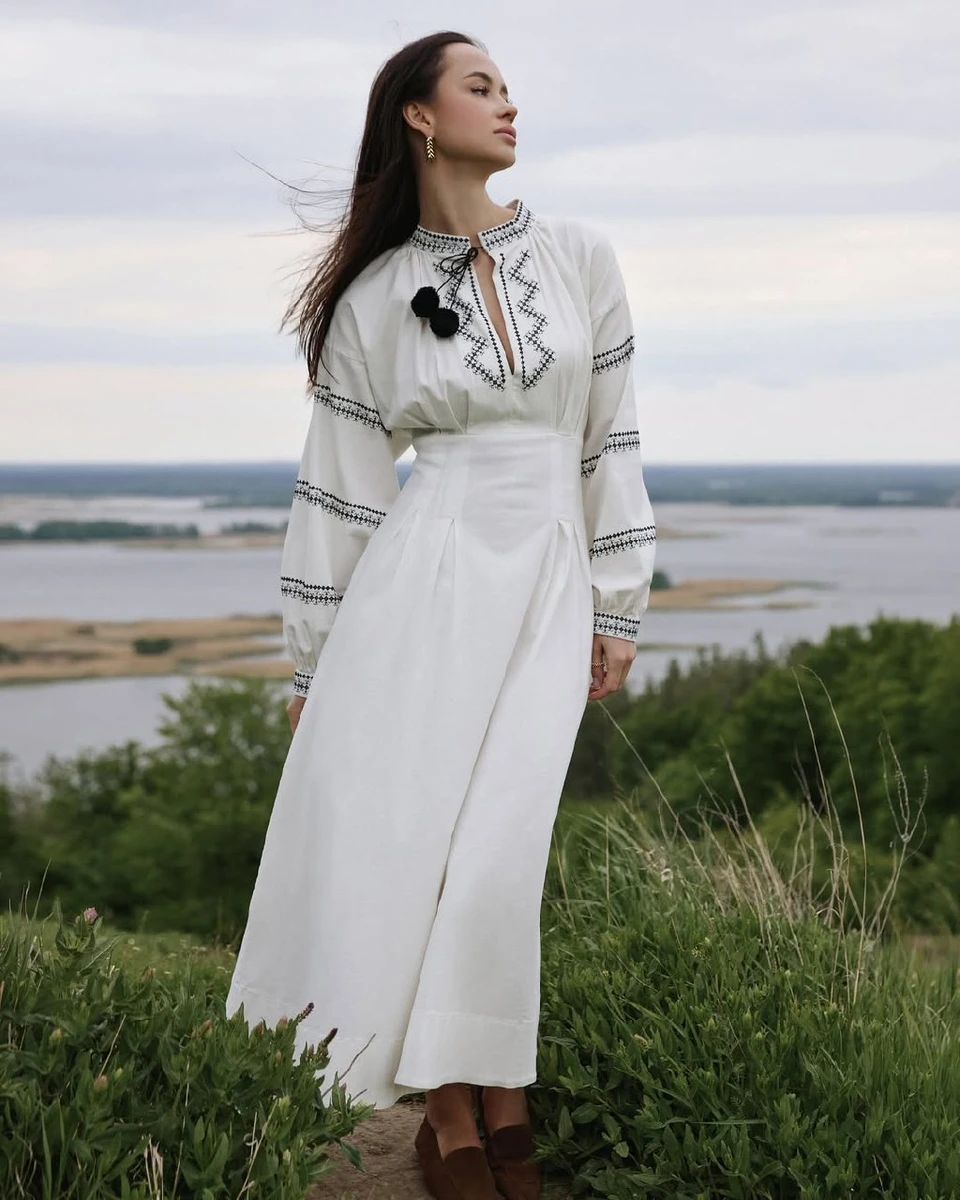 Так само стильно вишиванка метчиться зі спідницею