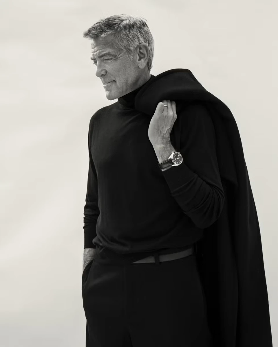 Джордж Клуні у чорному аутфіті ефектно попозував для фото в глянці