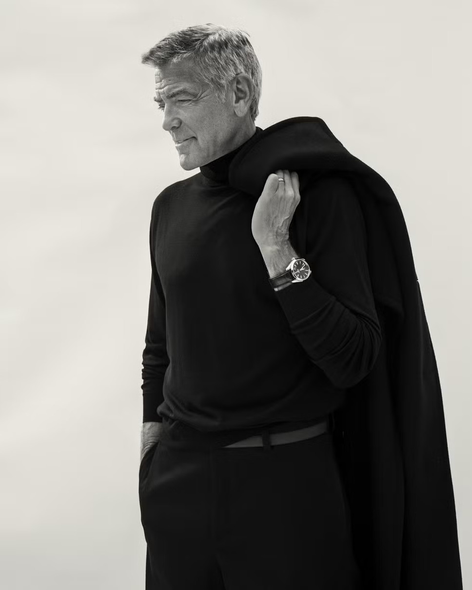 Джордж Клуні у чорному аутфіті ефектно попозував для фото в глянці