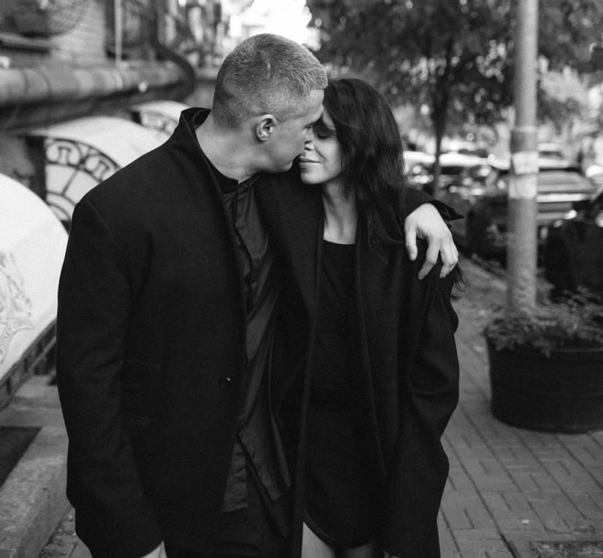 Михайло Федоров пригорнув дружину для поцілунку