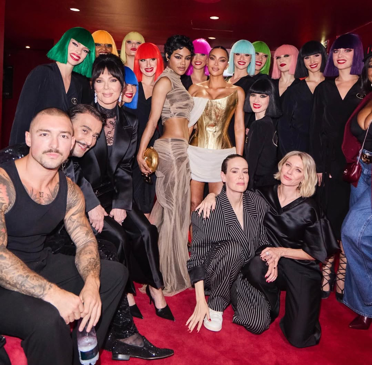 Кім Кардашян у міні повеселилася в кабаре з друзями і колегами