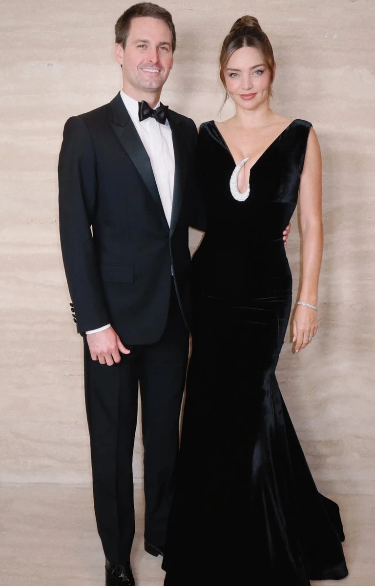 Міранда Керр в оксамитовій сукні попозувала з чоловіком на гала-вечорі Baby2Baby