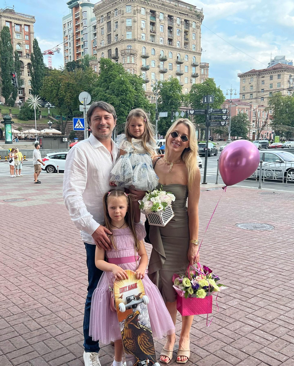 Притула з дочками і коханою 