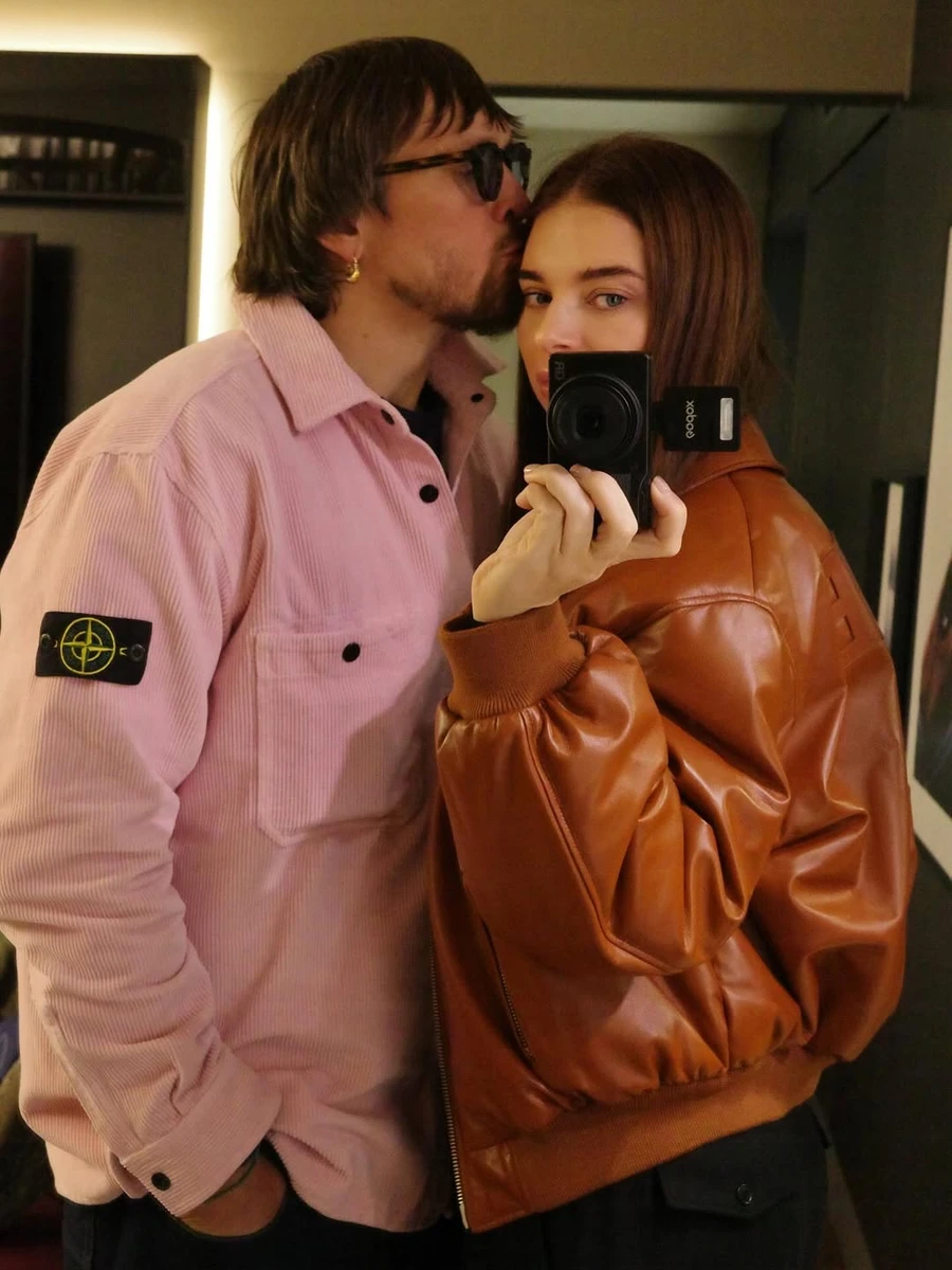 Олександр Усик поцілував дружину для фото в дзеркалі