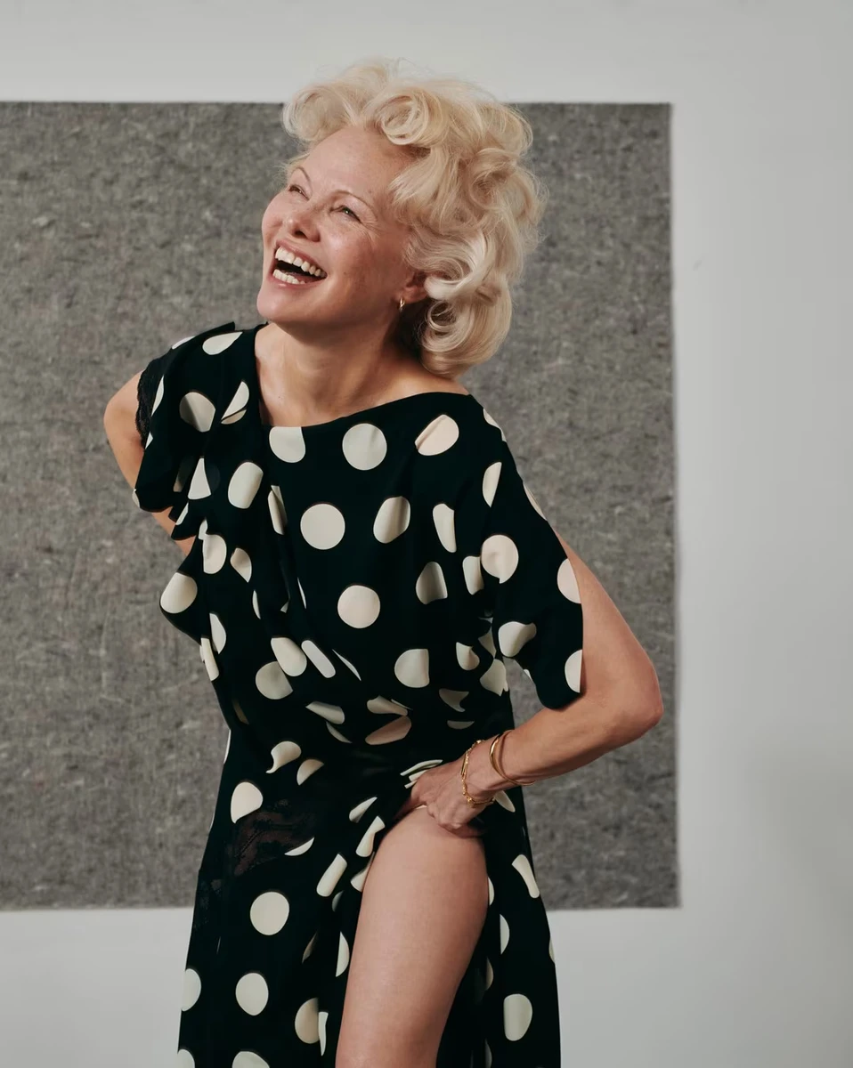 Памела Андерсон у сукні з розрізом до стегна показала ніжку на фото