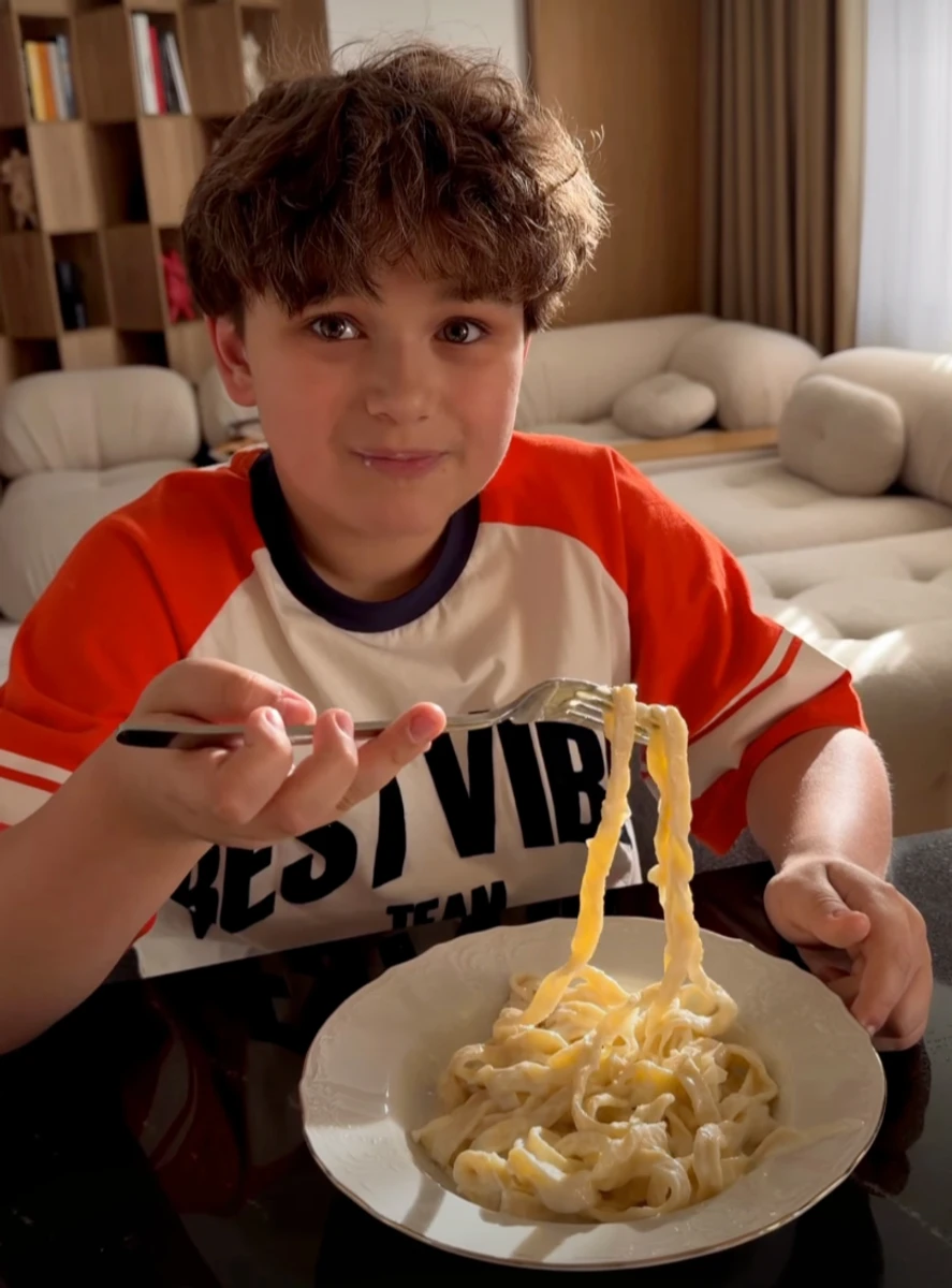 Саша Бо показала, як її старший син готував пасту