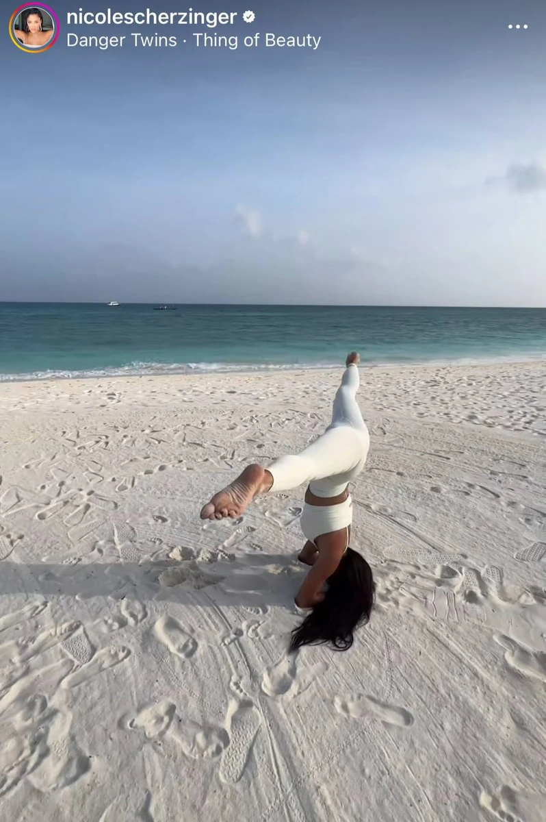 Судячи зі шпагату, це вже не перша стійка на руках 